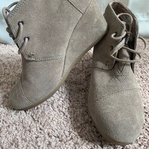 Toms Desert Suede Wedge Bootie Size 6.5